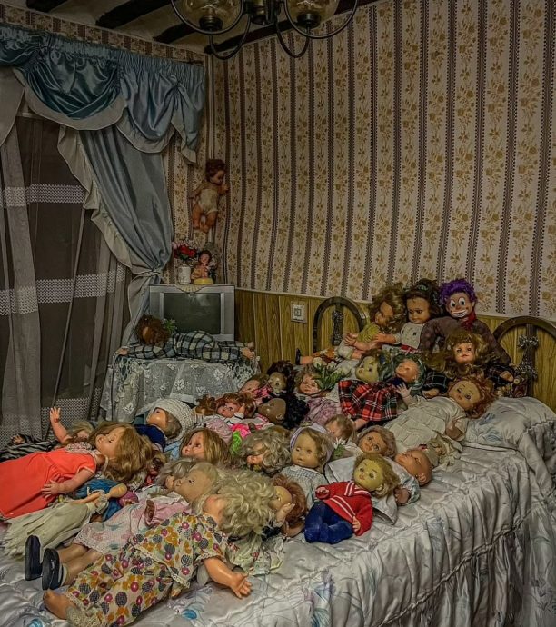 废置老房挂满1000娃娃太恐怖 背后故事太悲伤