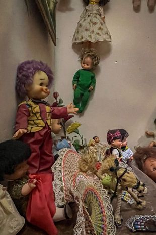 废置老房挂满1000娃娃太恐怖 背后故事太悲伤