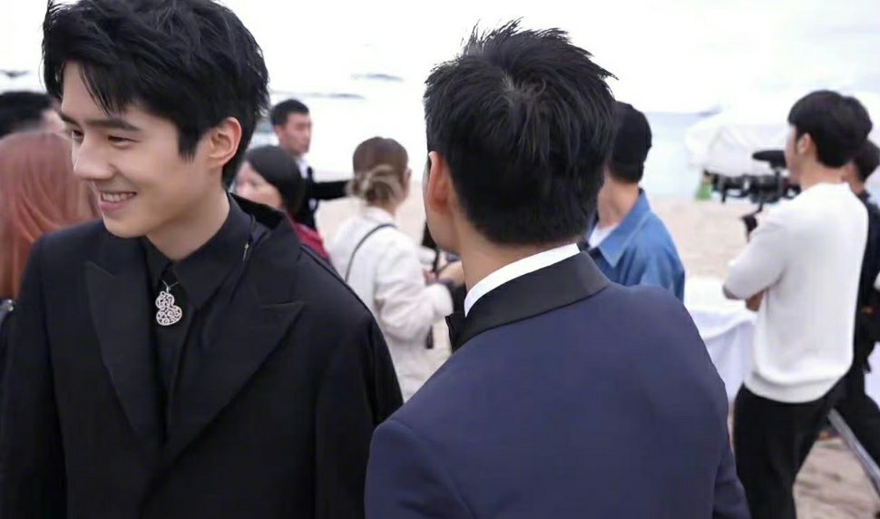 康城影展｜曝恋情后首度同框 周冬雨歪头偷看刘昊然