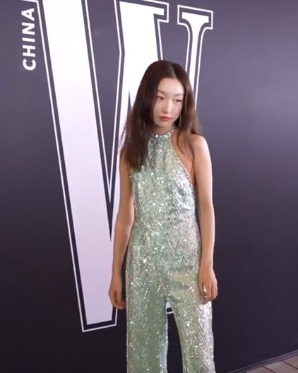 康城影展｜曝恋情后首度同框 周冬雨歪头偷看刘昊然