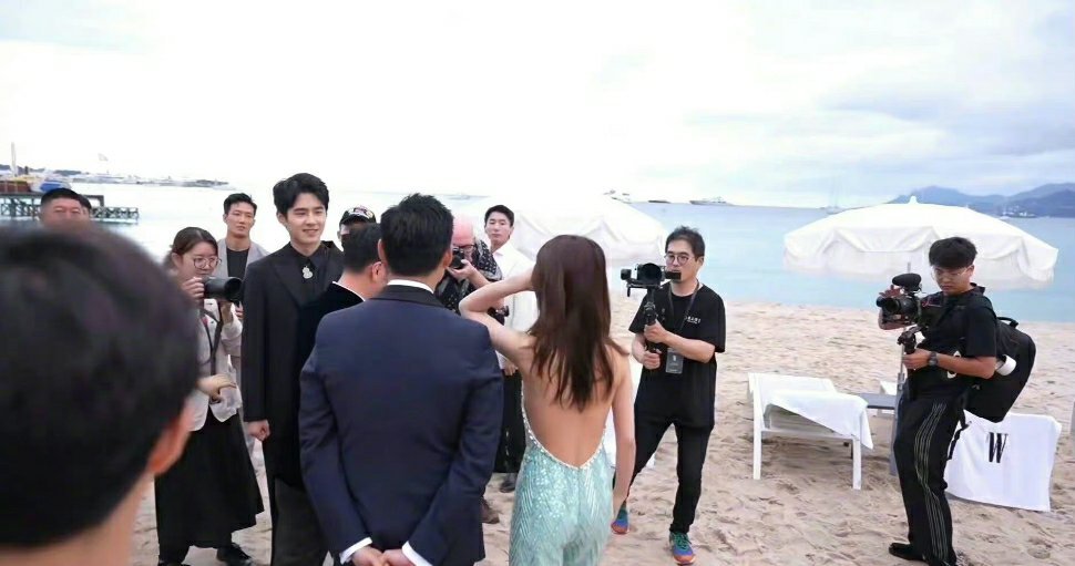 康城影展｜曝恋情后首度同框 周冬雨歪头偷看刘昊然