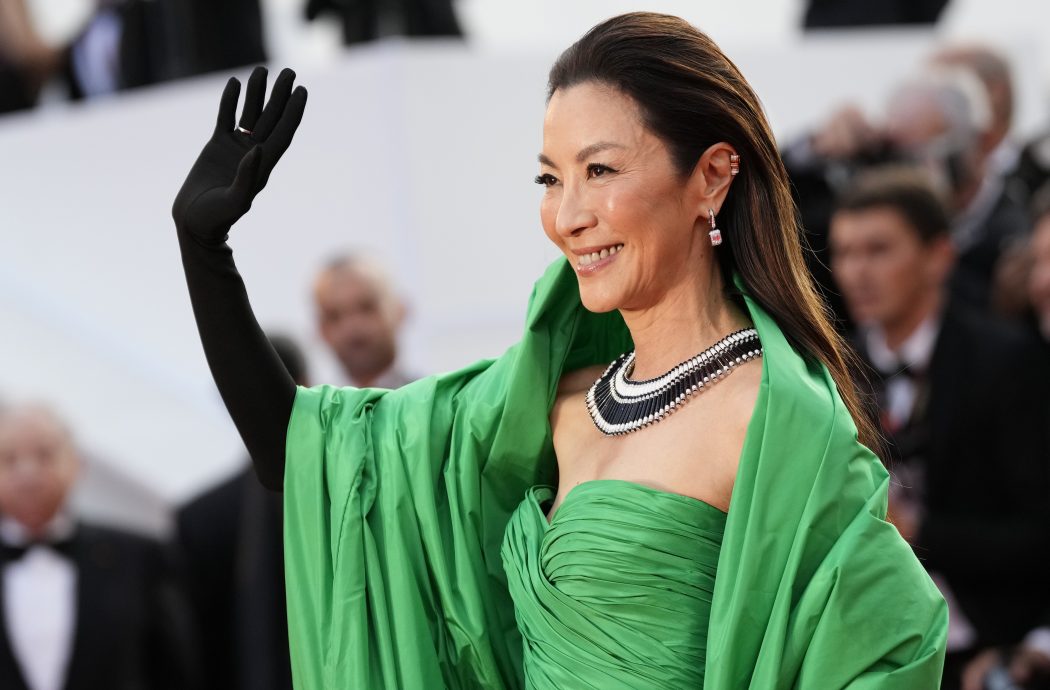 康城影展｜杨紫琼女王气势绿霸红毯  亲证《瞬息全宇宙》不拍续集	