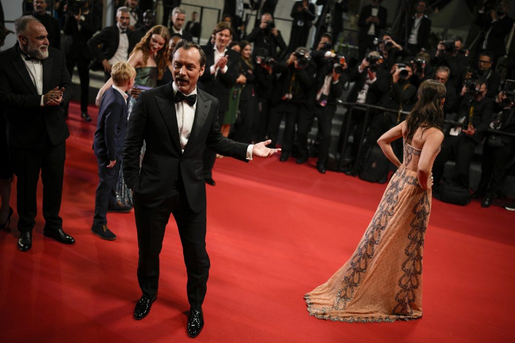 康城影展｜杨紫琼女王气势绿霸红毯  亲证《瞬息全宇宙》不拍续集	