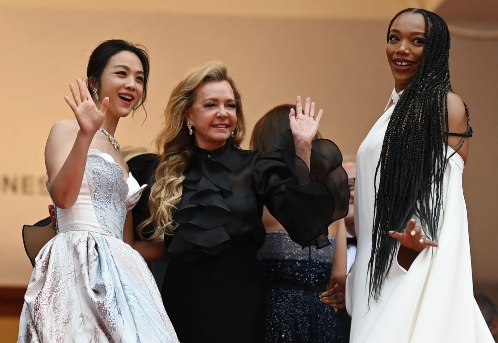 康城影展｜汤唯穿大马品牌婚纱走红毯 战袍冰雪渐色变吸睛