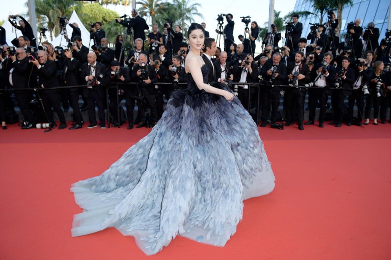 康城影展|范冰冰化身最强毯星 羽毛裙尴尬挤出赘肉