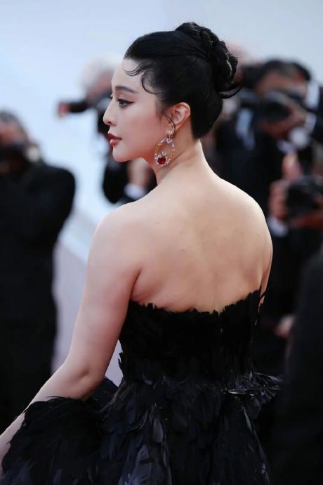 康城影展|范冰冰化身最强毯星 羽毛裙尴尬挤出赘肉