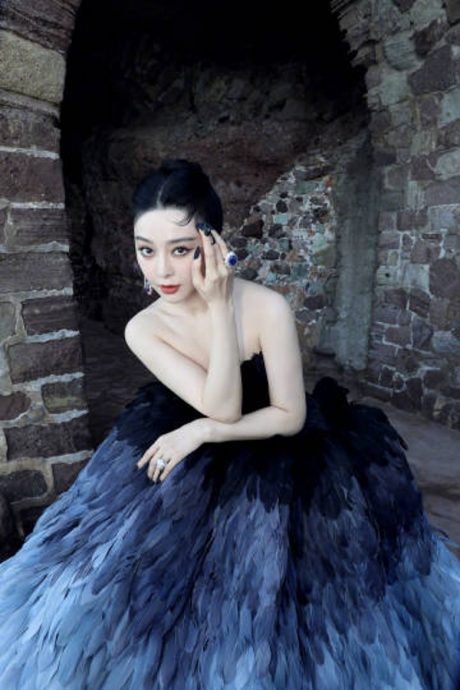 康城影展|范冰冰化身最强毯星 羽毛裙尴尬挤出赘肉