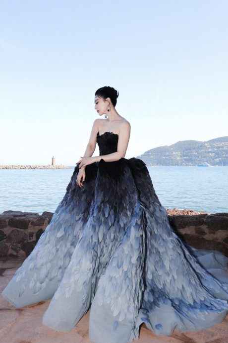 康城影展|范冰冰化身最强毯星 羽毛裙尴尬挤出赘肉