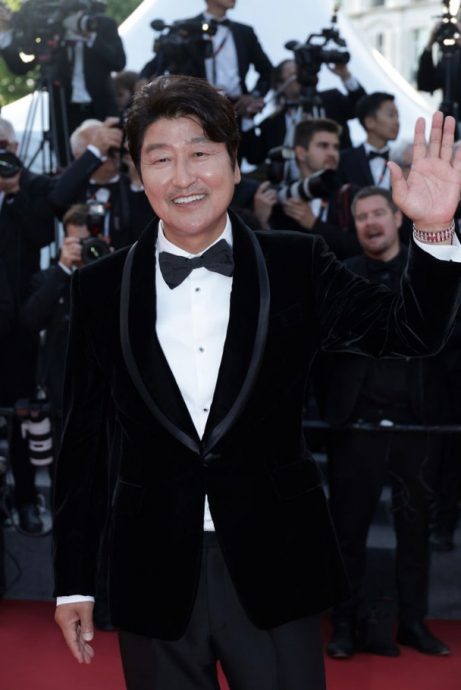 康城影展|范冰冰化身最强毯星 羽毛裙尴尬挤出赘肉