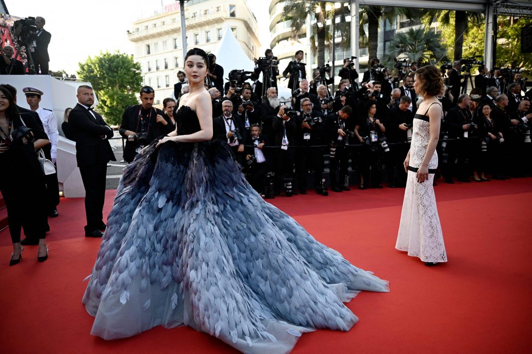 康城影展|范冰冰化身最强毯星 羽毛裙尴尬挤出赘肉