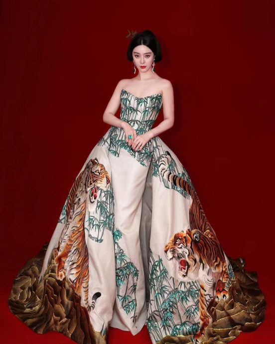 康城红毯|范冰冰猛虎战袍霸气回归 巩俐华人之光专人清场拍照