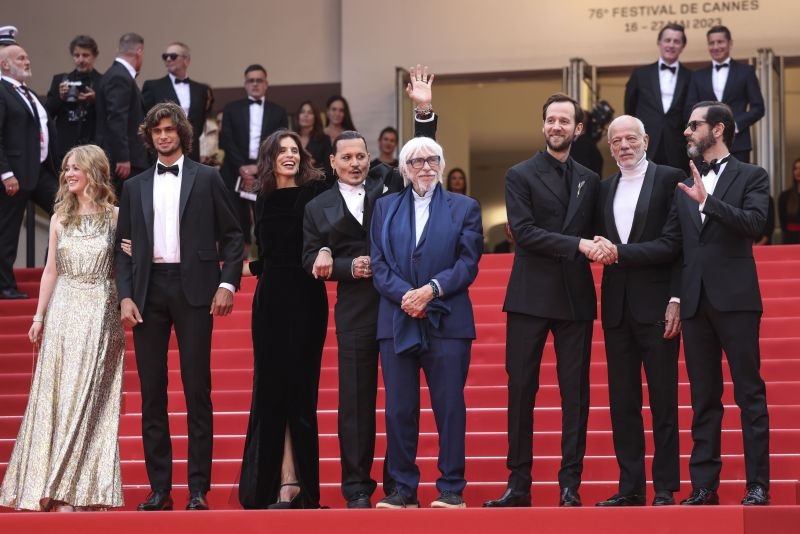 康城红毯|范冰冰猛虎战袍霸气回归 巩俐华人之光专人清场拍照