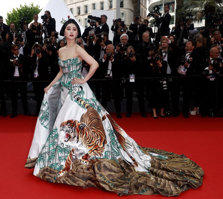 康城红毯|范冰冰猛虎战袍霸气回归 巩俐华人之光专人清场拍照