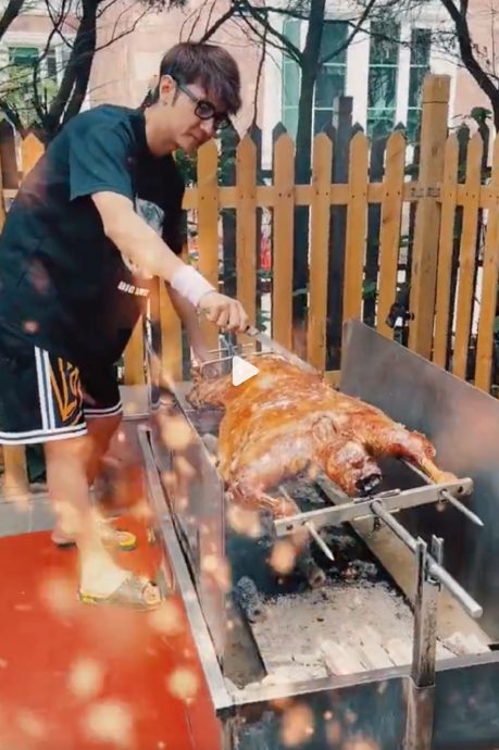 张丹峰离婚后心情大好？开心烤全羊举杯畅饮遭炮轰