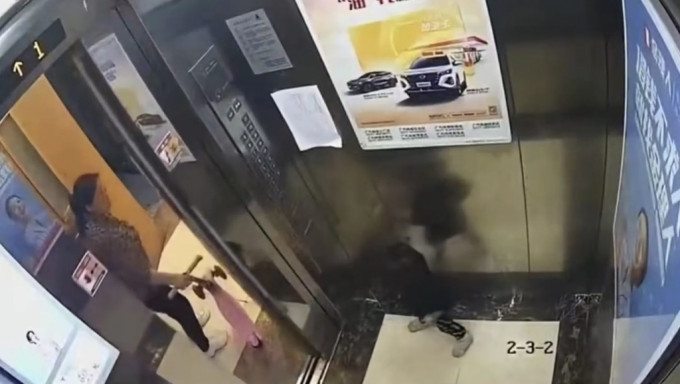忙玩手机遗留2岁童在电梯致堕楼亡 失职保姆过失致死轻判缓刑