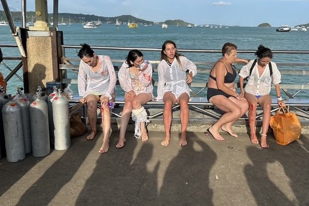 快艇撞航道石柱 37人受伤