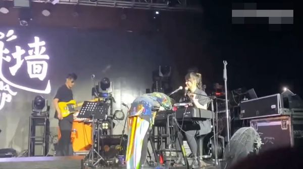 戴佩妮口误变开黄腔 崩溃求饶:别上传