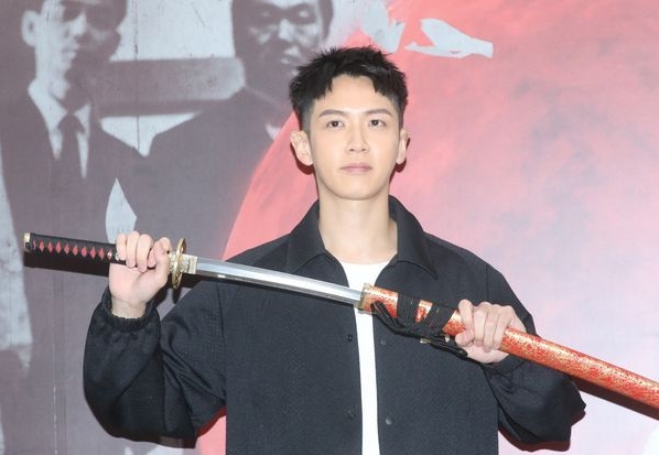 打球被随陌生人指甲戳眼  柯震东眼睑缝7针