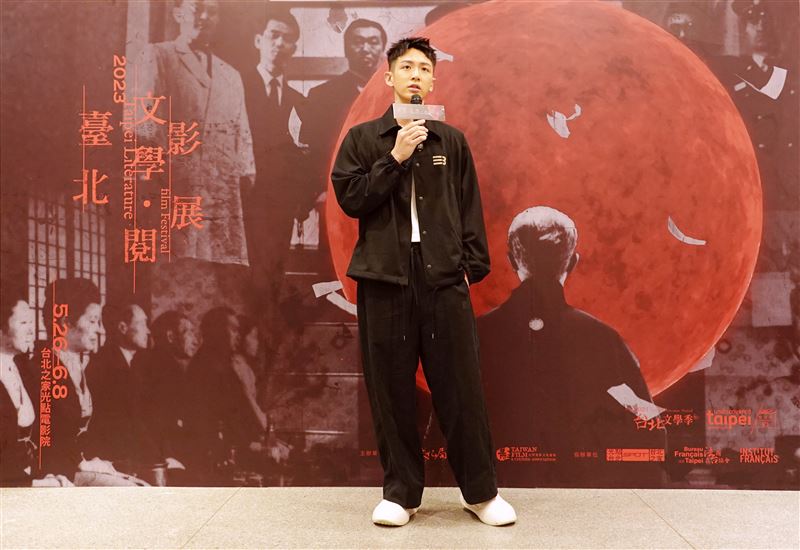 打球被随陌生人指甲戳眼  柯震东眼睑缝7针