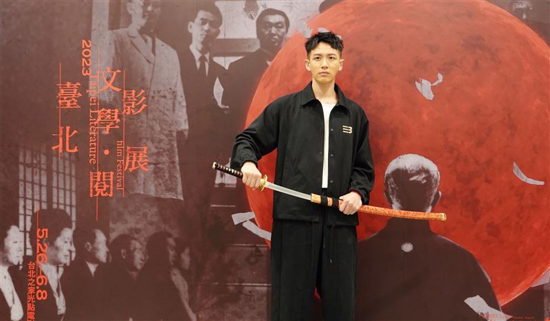 打球被随陌生人指甲戳眼  柯震东眼睑缝7针