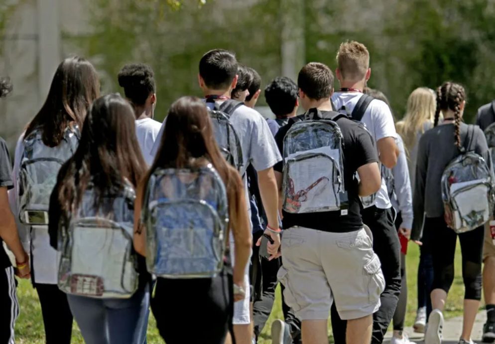 担忧校园枪支暴力 密歇根一学区发背包禁令