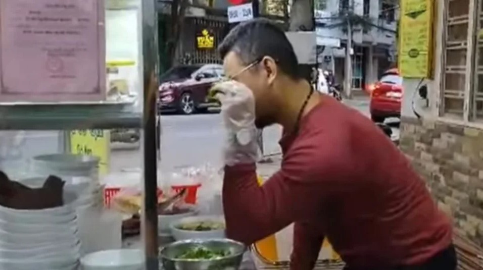 拍片模仿“撒盐哥”讽官员 越南男子被监禁