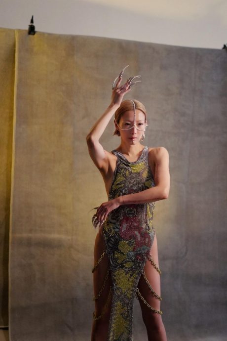 拍难驾驭个唱造型海报 郑秀文勤运动养皮肤