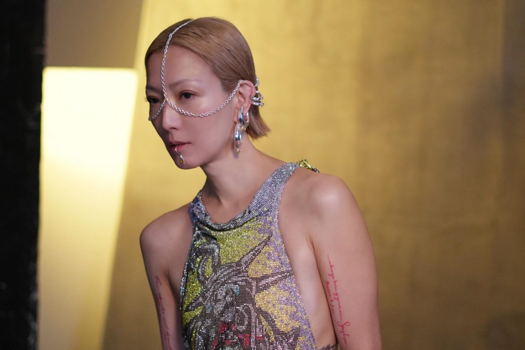 拍难驾驭个唱造型海报 郑秀文勤运动养皮肤