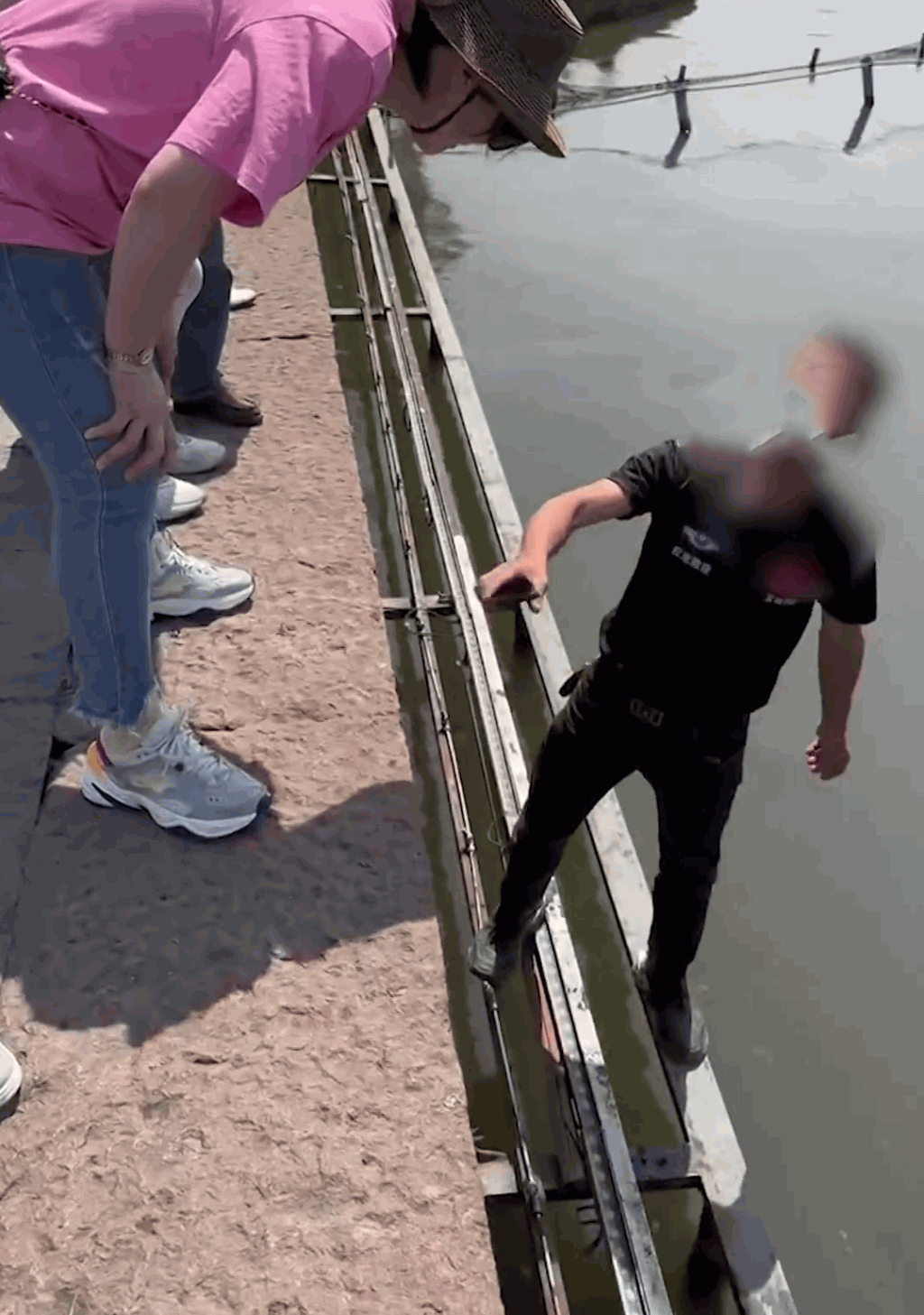 拚图两图)杭州西湖帮游客打捞手机 男子日接5单可赚近万元:这是高危行业