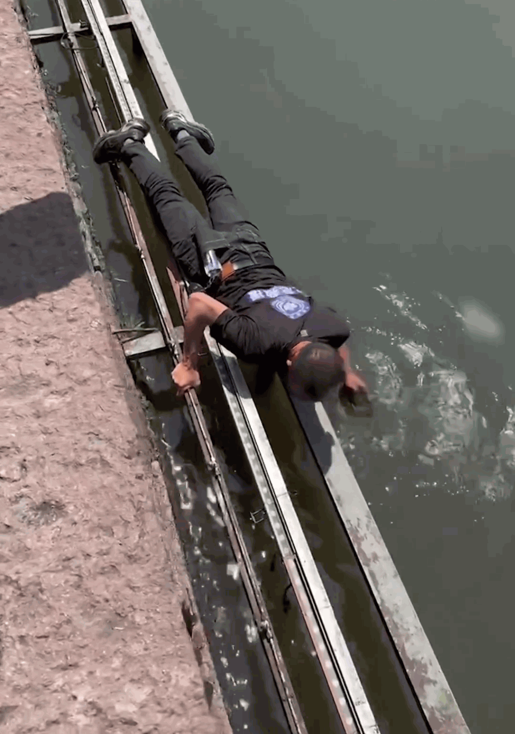 拚图两图)杭州西湖帮游客打捞手机 男子日接5单可赚近万元:这是高危行业