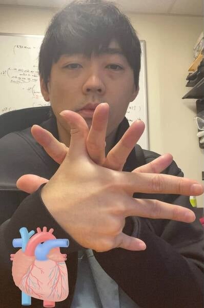 拼盘/正宗“比心手势”! 日本心脏科医生一脸厌世教学笑疯网民