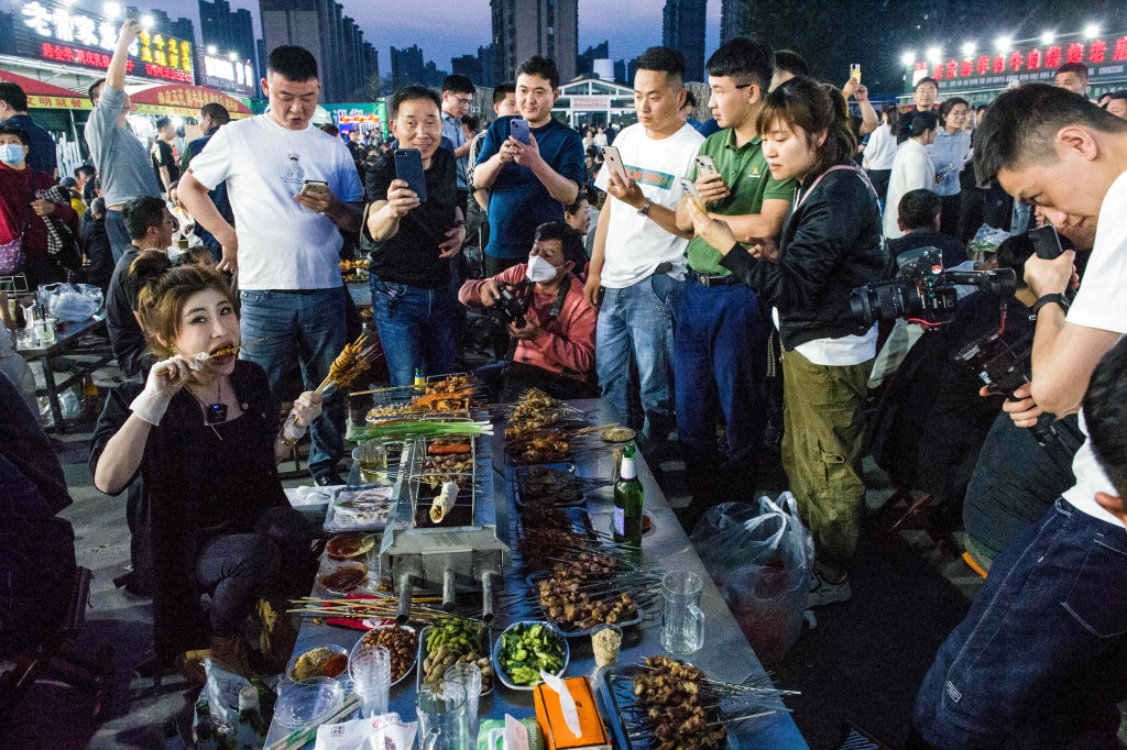 拼盘/淄博烧烤火爆 锦州烧烤坐不住 集体宣誓“听党话跟党走”