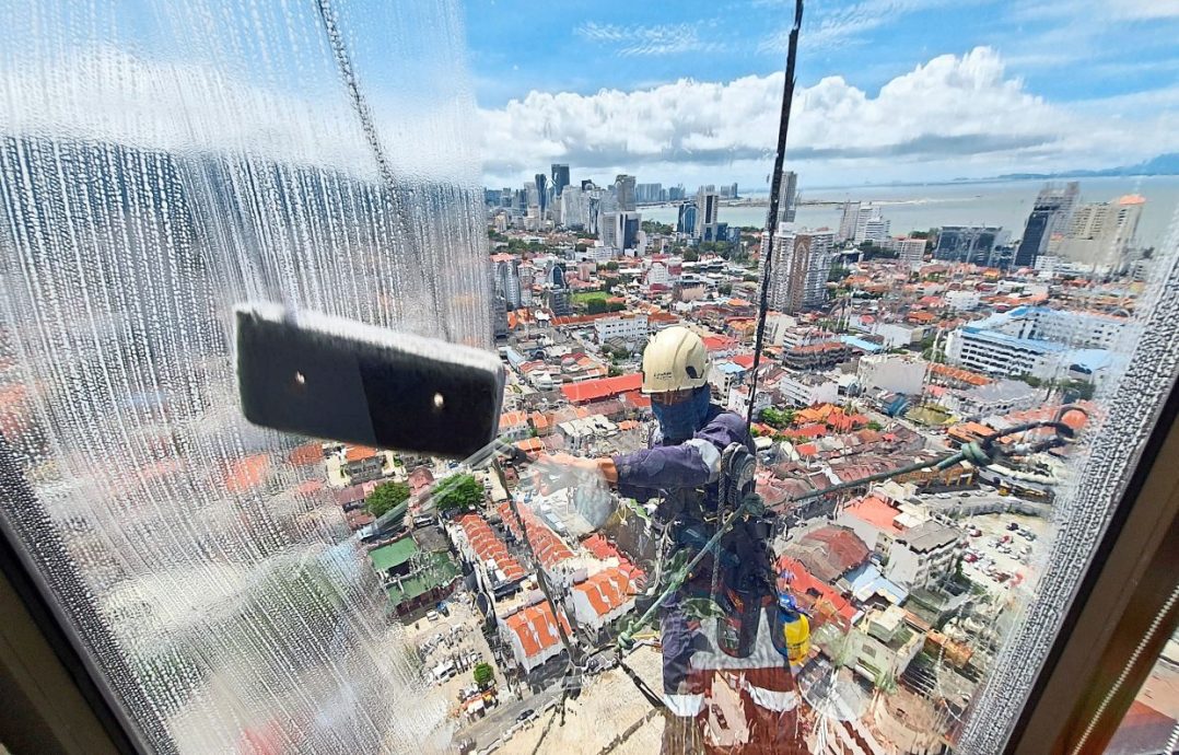 摩天大楼英雄登高洗刷 助高楼重拾昔日光辉