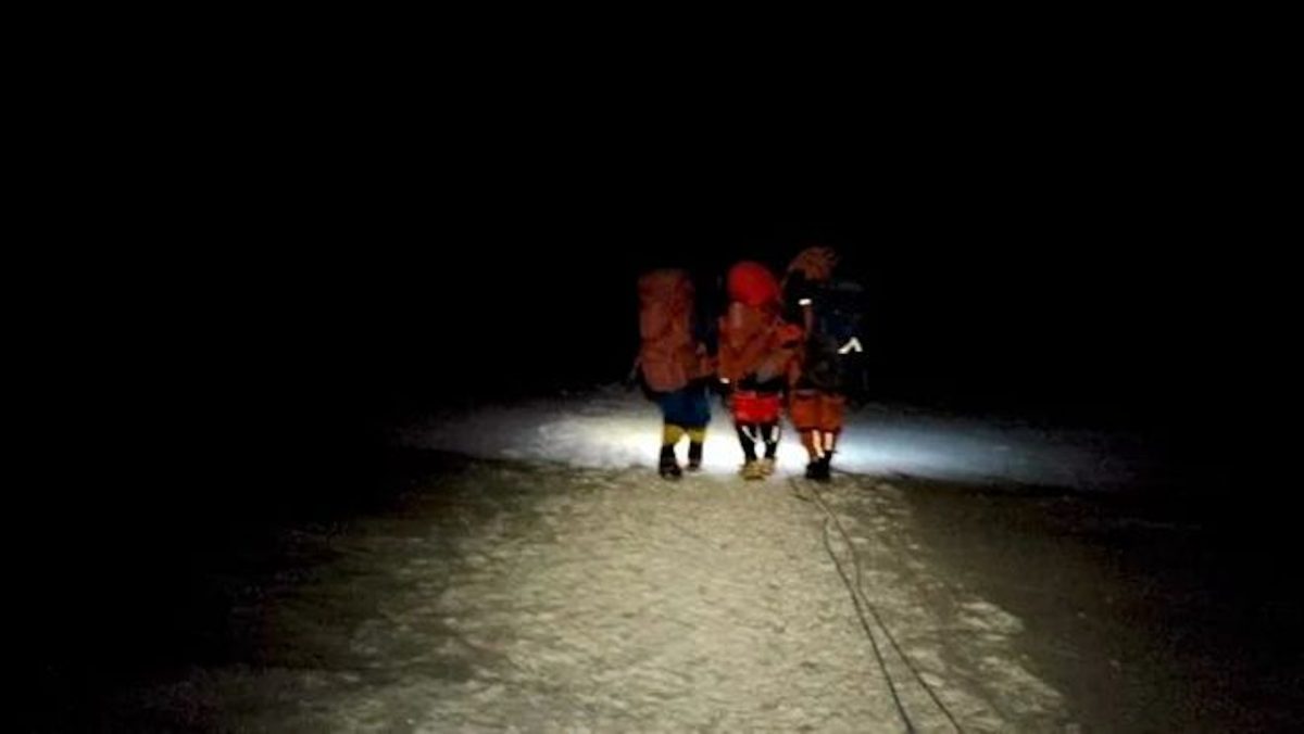 放弃登顶珠峰梦想只为救回一条人命 2中国登山者:不后悔