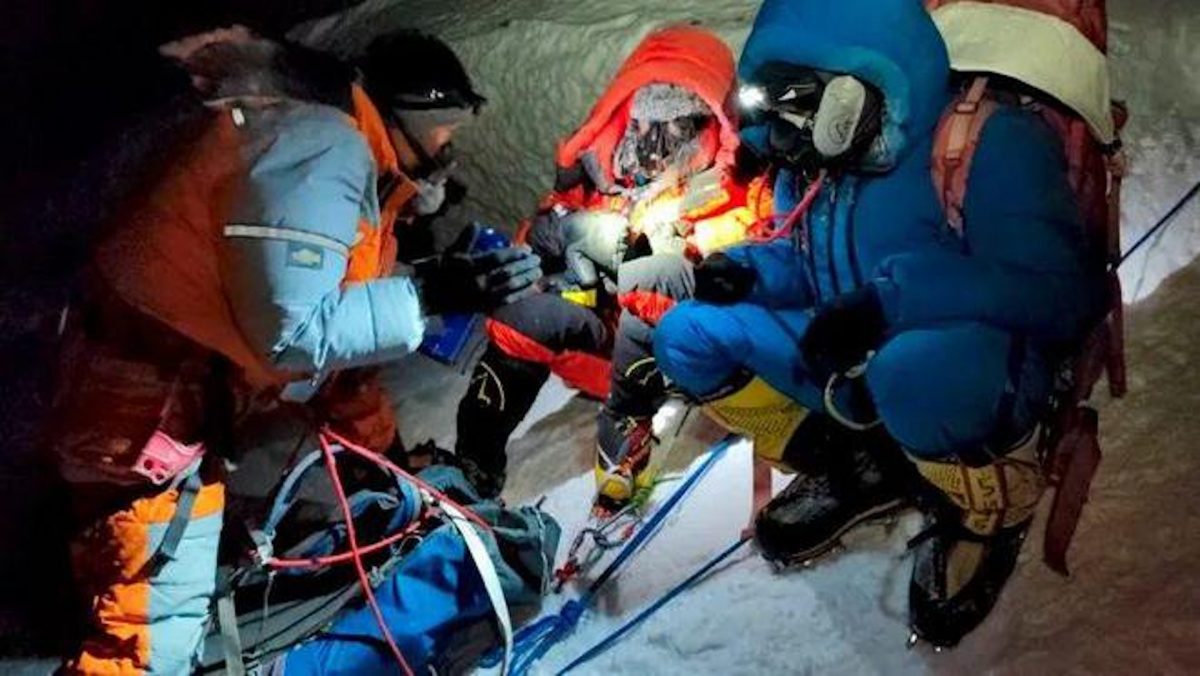 放弃登顶珠峰梦想只为救回一条人命 2中国登山者:不后悔