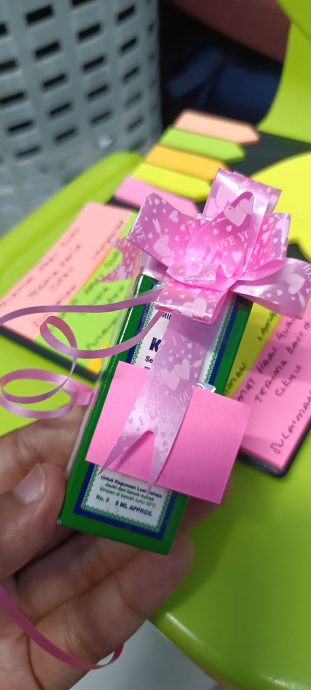 教师节不送花不送卡送风油 网笑:老师不头痛了!