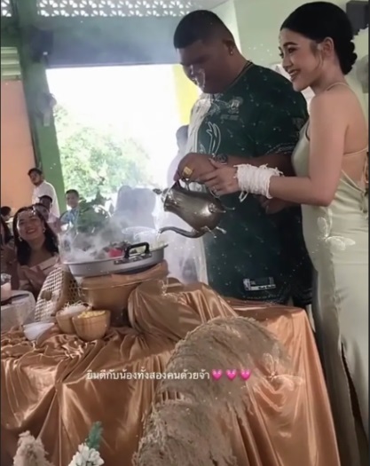 新人婚礼搞新花样 不切蛋糕改吃烤肉