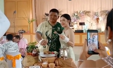 新人婚礼搞新花样 不切蛋糕改吃烤肉