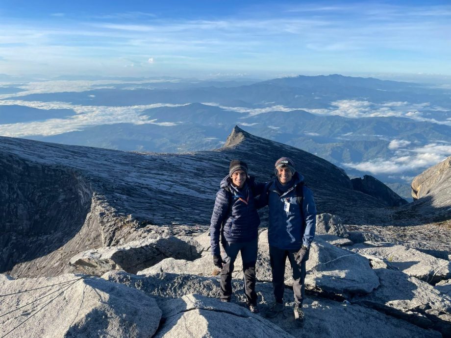 新加坡驻马最高专员如愿攻顶神山