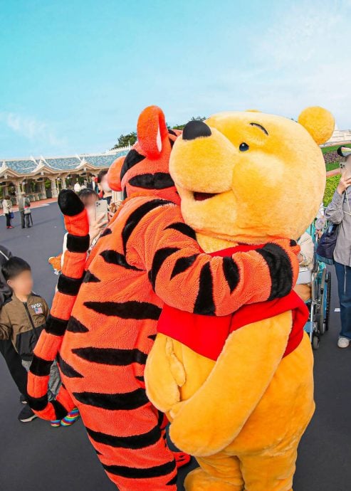 日本迪士尼解除“禁抱令” 跳跳虎拥抱小熊维尼画面笑疯网友