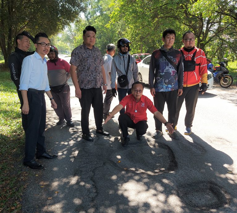 早报版头-大都会/双皇道路坑洞多不胜数,送餐员要冒命工作/8图