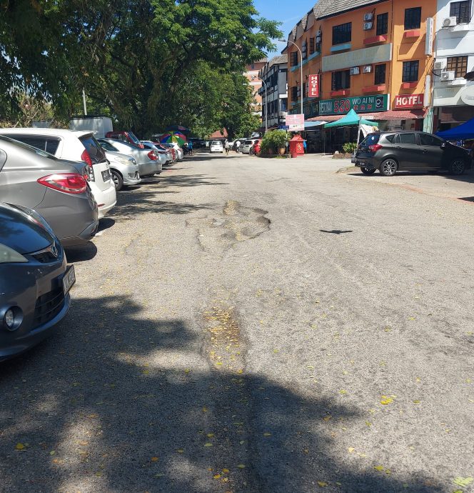 早报版头-大都会/双皇道路坑洞多不胜数,送餐员要冒命工作/8图