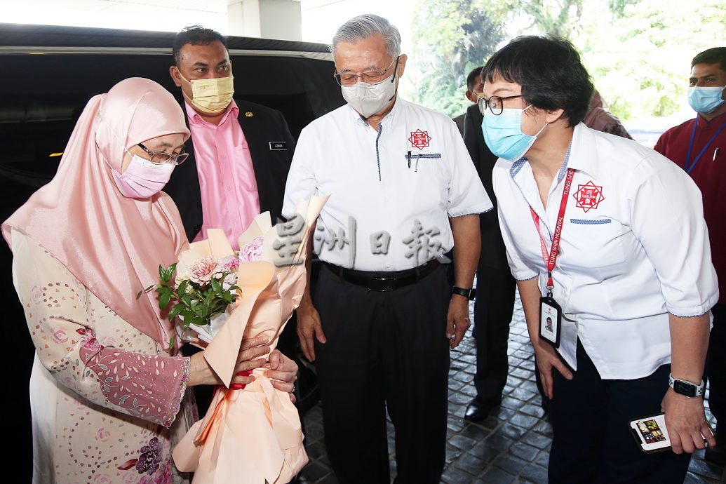 旺阿兹莎到访同善医院，张昌国望政府重新考虑免税福利