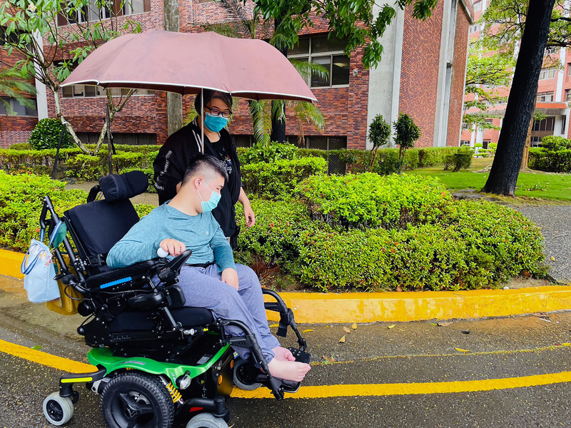 要在母亲节前用 / 最棒的母亲节礼物 罕病大学生为兴趣突破身体限制