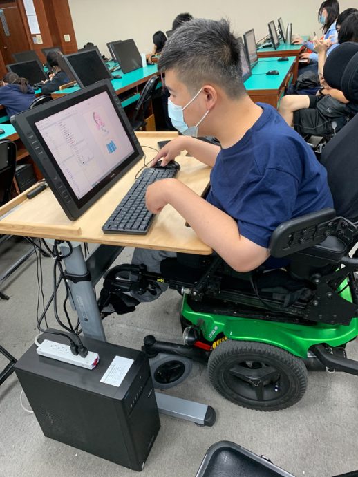 要在母亲节前用 / 最棒的母亲节礼物 罕病大学生为兴趣突破身体限制