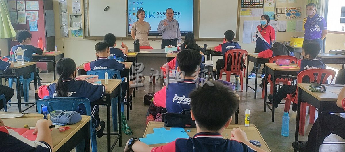 教师节让老师休息一下  家协家长“代课”谢师恩  主//头