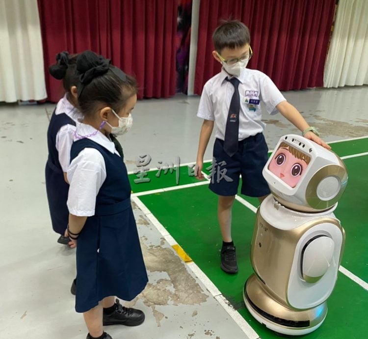 热心华教人士赞助,北海麦曼珍华小再创先河引进5台机器人辅助教学。