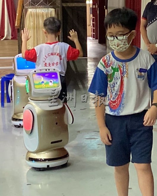 热心华教人士赞助,北海麦曼珍华小再创先河引进5台机器人辅助教学。