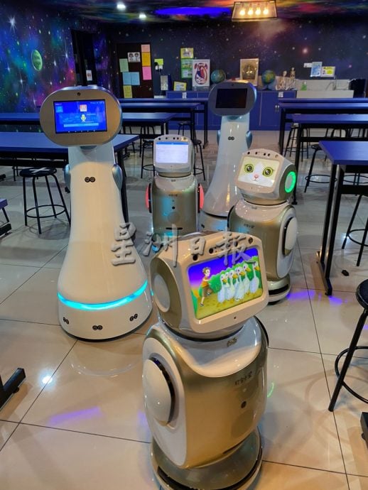 热心华教人士赞助,北海麦曼珍华小再创先河引进5台机器人辅助教学。