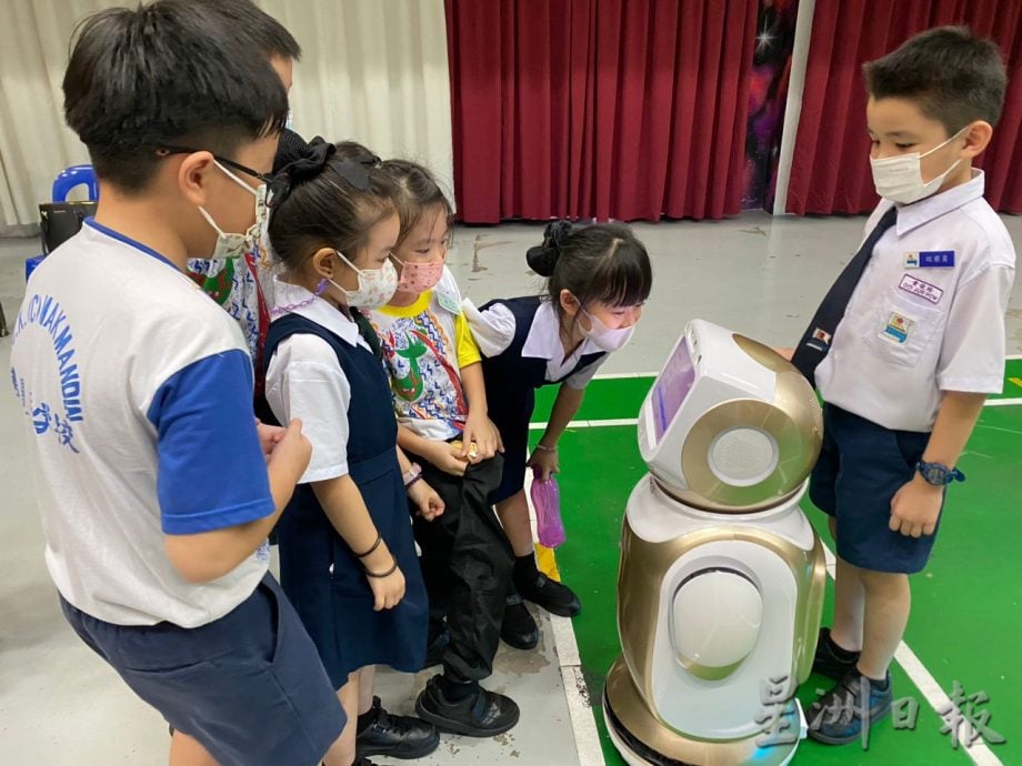 热心华教人士赞助,北海麦曼珍华小再创先河引进5台机器人辅助教学。